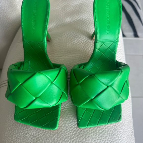 Bottega Veneta Woven Leather Lido Sandals Color Grass Women's Size 38 New - Picture 4 of 10